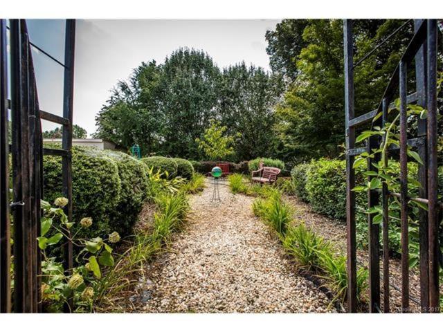 Matthews Manor Bed & Breakfast المظهر الخارجي الصورة